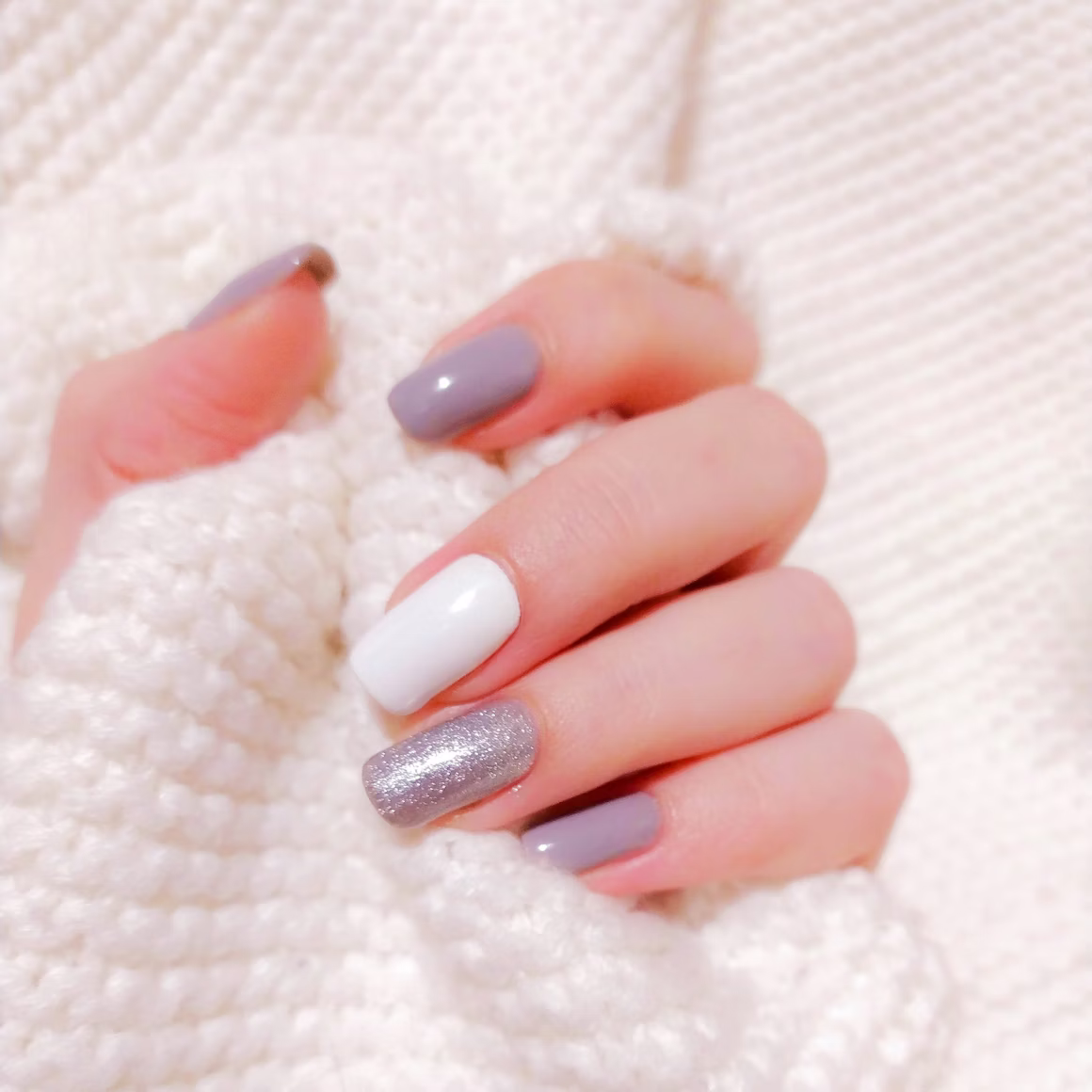 Elegantní černý nail art s jemnými detaily